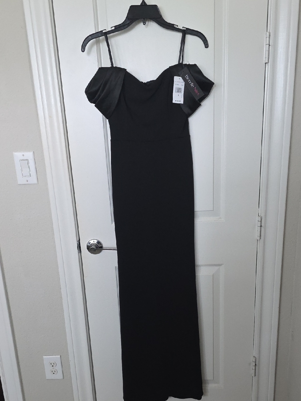 Off-Shoulder Black Evening Formal Dress Gown, Prom, Gala, SIZE 5